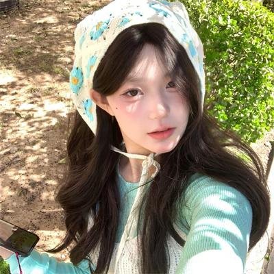 她在这里